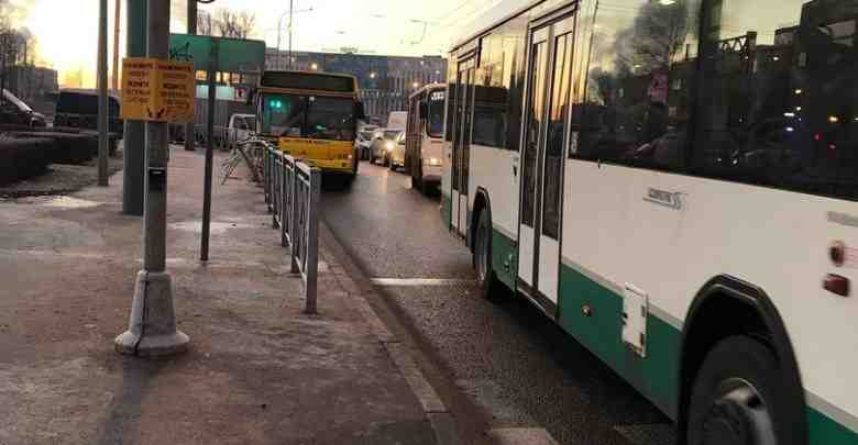 На пересечении Руставели и Пискаревского проспекта,Автобус въехал в ограждение. Служб нет,движению мешает,так как находиться…