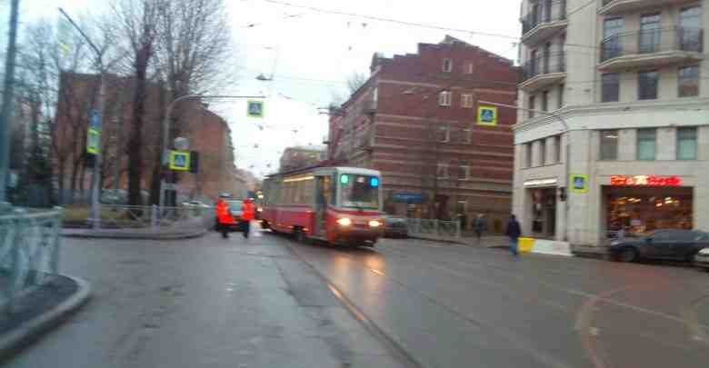 Встали трамваи на перекрестке мира и Котовского 4. На место прибыла аварийная служба