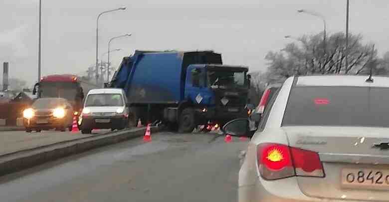 На Свердловской набережной 58 вытеснили мусоровоз на встречку, да настолько что он перепрыгнул через…