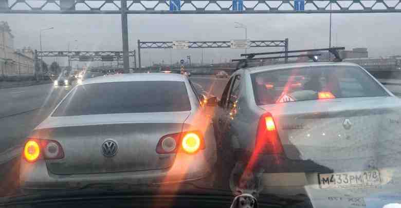 На Пироговской набережной не поделили дорогу Volkswagen Passat и Renault Logan. По факту пассат…