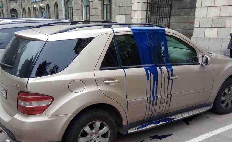Двое неизвестных накануне рано утром подожгли автомобиль Mercedes-Benz в Петроградском районе. Об этом сообщает…