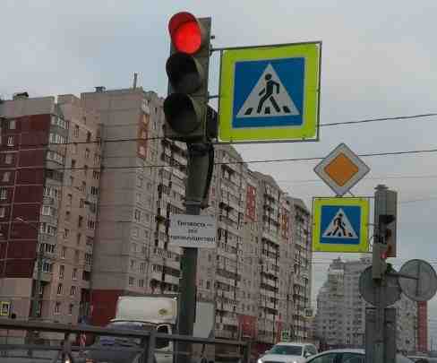 В Приморском районе на перекрёстке Богатырского и Стародеревенской улицы на светофоры повесили таблички «Трезвость…