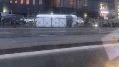 На Бухарестской 24 немного перевернули фургончик