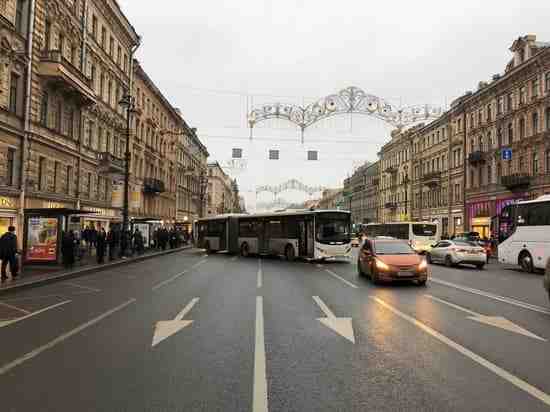 Попавший в ДТП автобус спровоцировал огромную пробку на Невском