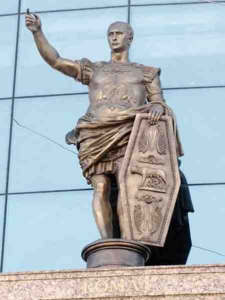 В Петербурге установили статую основателю Римской империи с лицом Путина