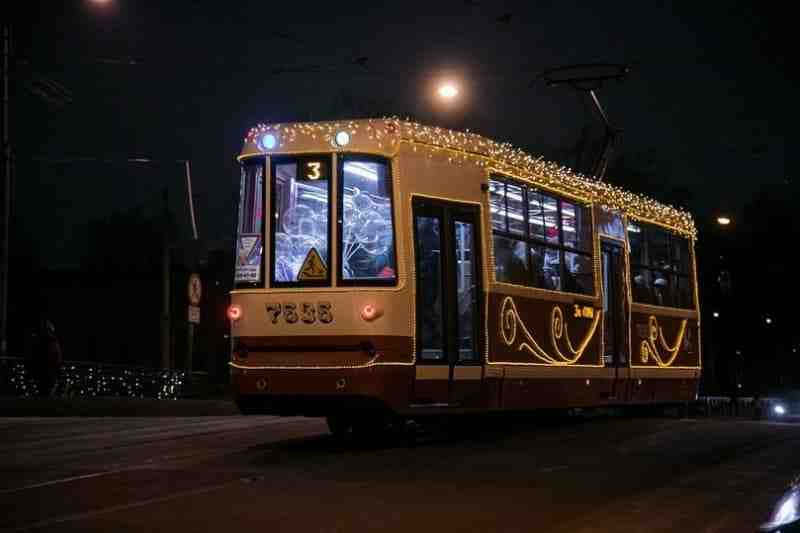 В Петербурге украсили к праздникам три волшебных трамвая