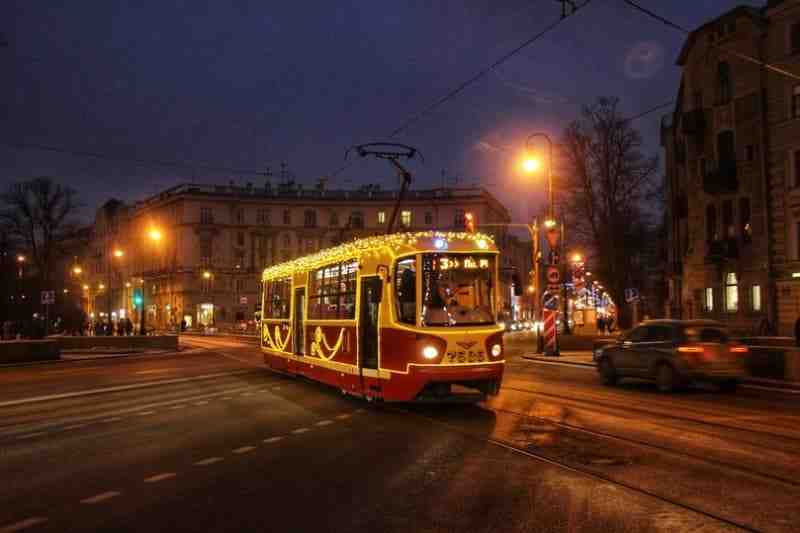 В Петербурге украсили к праздникам три волшебных трамвая