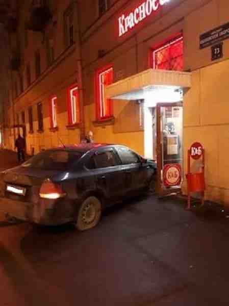 Нетерпеливый водитель протаранил двери алкомаркета в Петербурге