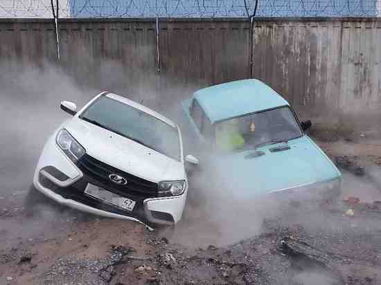 В Приморском районе две машины провалились в яму с кипятком