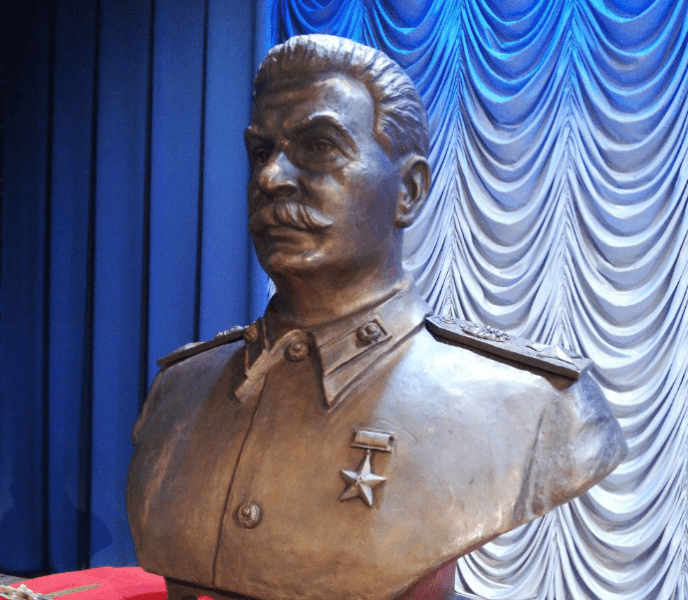 В Петербурге появился памятник Сталину |