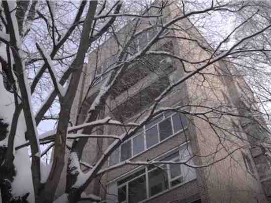 14-летняя голая девочка выжила после падения с 14 этажа