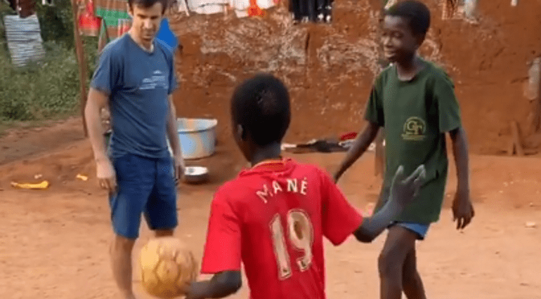 Сергей Семак в Африке поиграл в футбол с детьми |