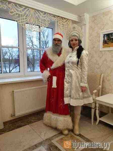 В Петергофе сотрудники ЗАГСа отказались женить Деда Мороза и Снегурочку
