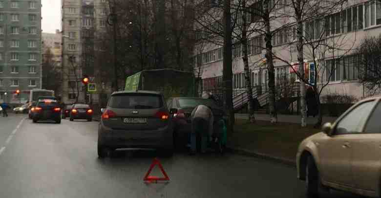 На улице Симонова сегодня в 11:45 водитель KIA решил проводить старый год, задев две…