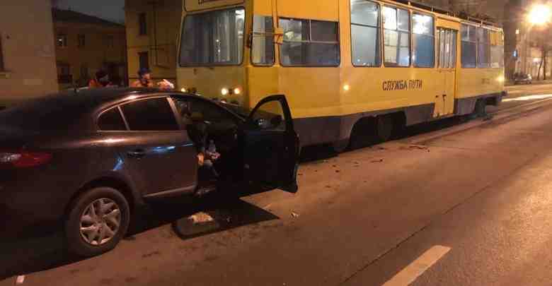 На Большой Пороховской 24 в ДТП с легковушкой пострадал трамвай. В легковушке были мужчины…