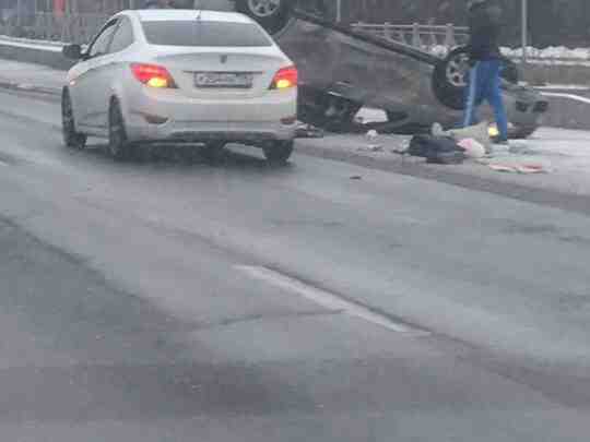 На Суздальском шоссе перевернулся автомобиль. Перевернувшийся Ниссан был подрезан без касания белым Рио или…