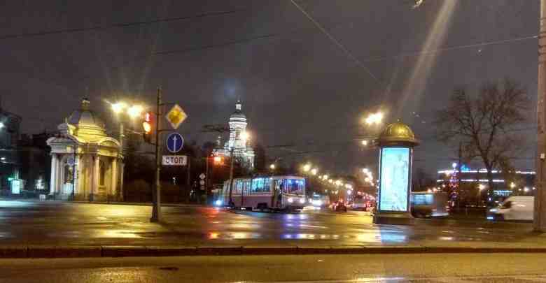 Трамвай «попал» под пересечку при повороте на Тучков мост
