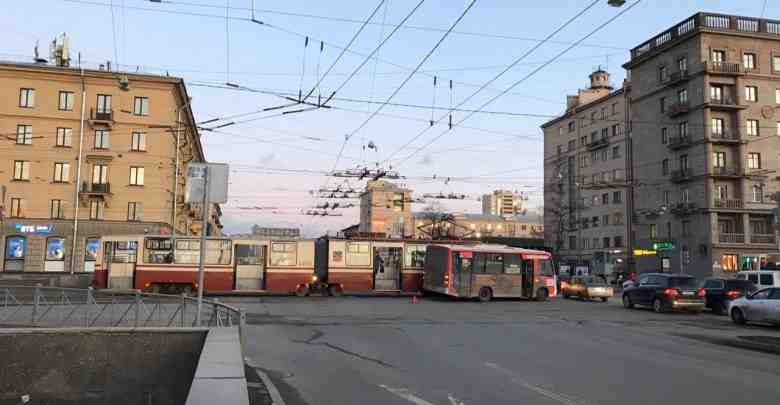 Трамвай и маршрутка заблокировали перекрёсток Лесного проспекта и Кантемировской улицы