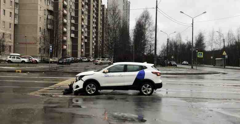 Новый герой новости про каршеринг ЯндексДрайв стоит разбитый на пешеходном переходе у перекрёстка Камышовой…