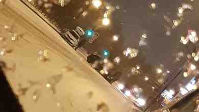 В 4 утра на Витебском проспекте, у Кузнецовской улицы, Два водилы таксёра не поделили…