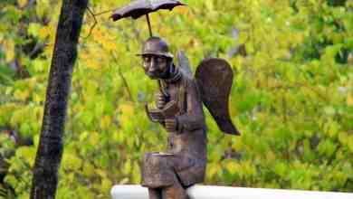 17 самых необычных скульптур в Петербурге 1. «Петербургский ангел» «Петербургский ангел» в пальто и…