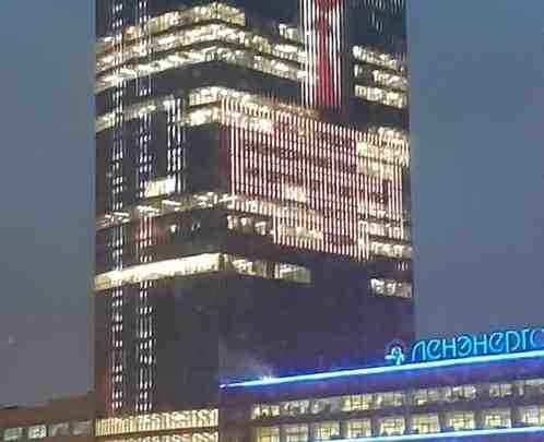 Жители Петербруга заметили сегодня портрет президента на медиафасаде 42-этажного здания Leader Tower, которое находится…
