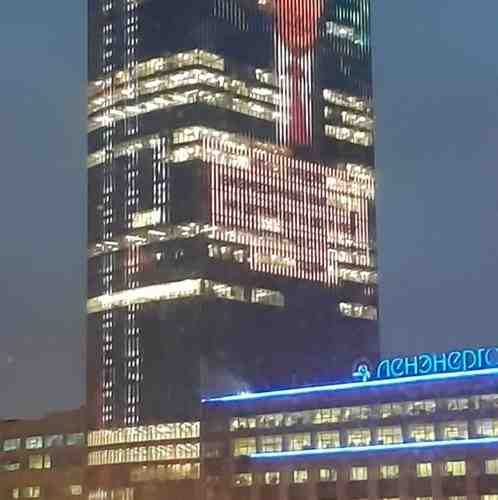 Жители Петербруга заметили сегодня портрет президента на медиафасаде 42-этажного здания Leader Tower, которое находится…