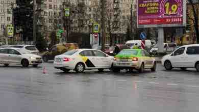 Такси бодаются на перекрёстке Заневского и Шаумяна