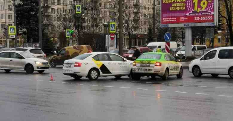 Такси бодаются на перекрёстке Заневского и Шаумяна