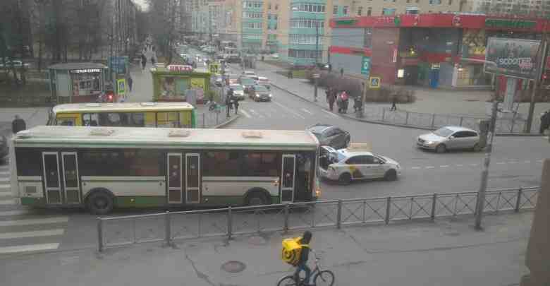 На пересечении Звездной и Пулковской улиц 192 автобус задел Яндекс.такси. Повреждения не сильные, но…