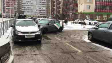 Из-за очень скользкой дороги на Венской в Кудрово делимобиль въехал в припаркованную машину