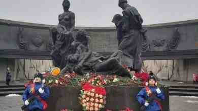 Жители Петербурга возложили цветы к Монументу героическим защитникам Ленинграда