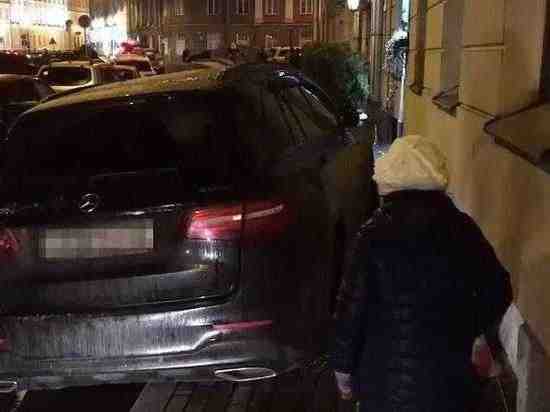 Плюющий на ПДД: Боярский снова неправильно припарковался
