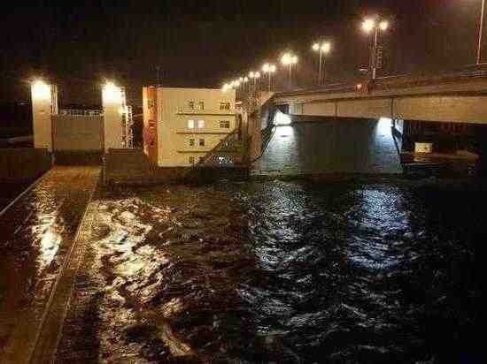 Из-за угрозы наводнения в Петербурге закрыли дамбу
