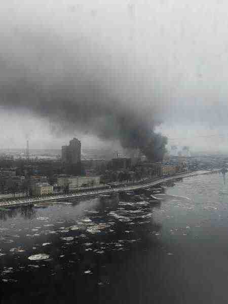 В Петербурге горит крупный цех по переработке резины