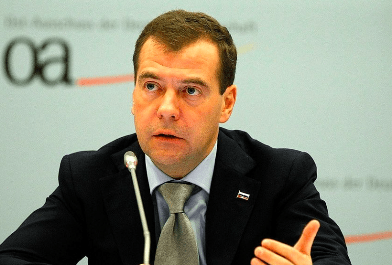 Последним решением Медведева на посту премьер-министра было выделение 127 млрд на ледокол |