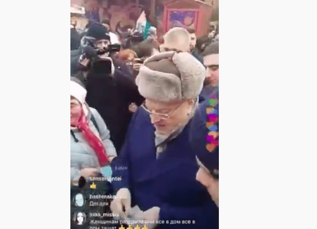 Жириновский раздавал деньги на Красной площади |
