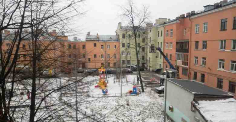 В Кировском районе, во дворах по Тракторной улице спиливают липы. Деревья не старые и…