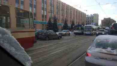 На Кондратьевском 13, сразу две аварии, трамваи и троллейбусы встали
