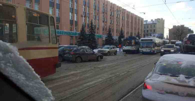 На Кондратьевском 13, сразу две аварии, трамваи и троллейбусы встали