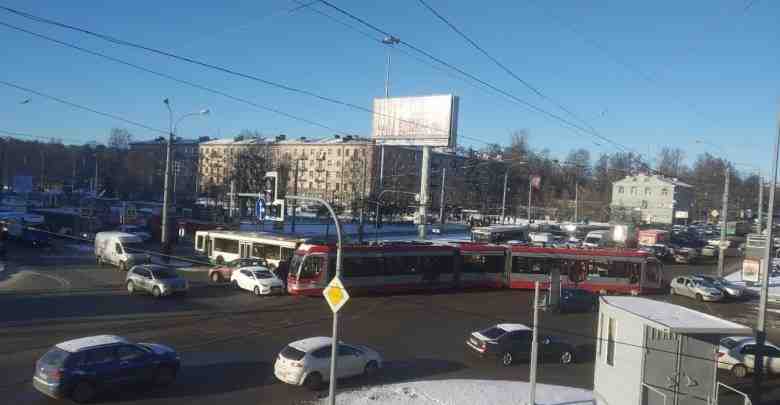 На Светлановской площади Массовое ДТП с участием трамвая, автобуса и двух автомобилей. Итог -…