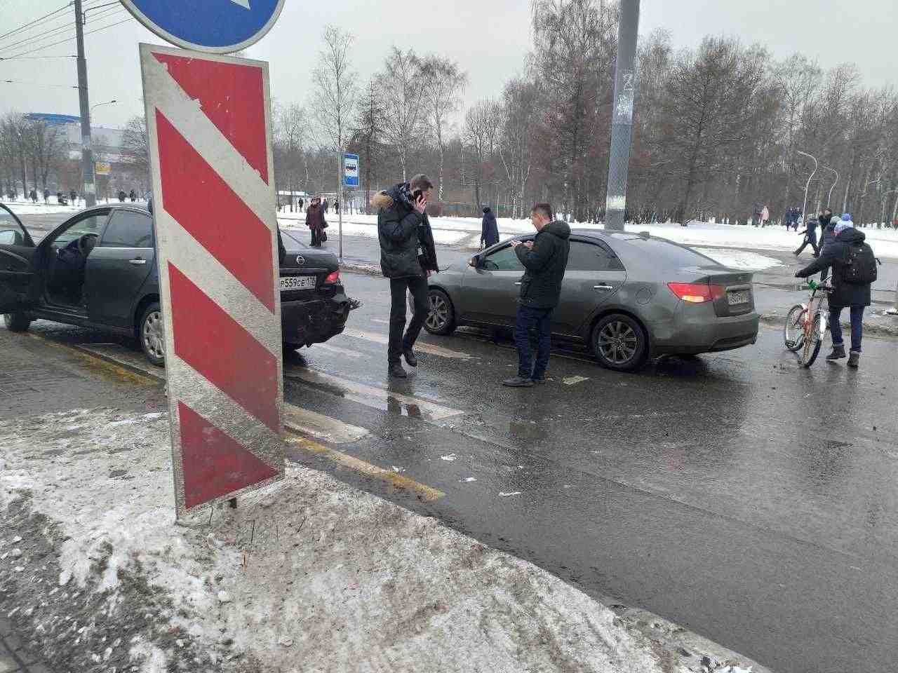 Пересечение товарищеского и Дыбенко. Таджик на Ниссане ДТП на пешеходном. Зимние аварии 22 рус Ниссан Альмера.