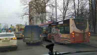 На перекрёстке Седова и Цимбалина микроавтобус оторвал себе бампер о троллейбус