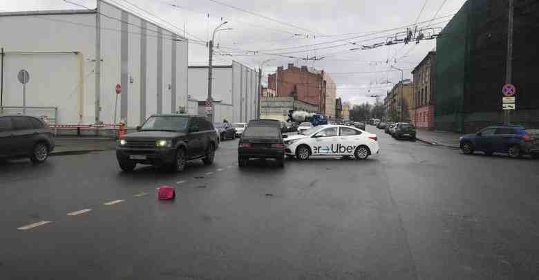 На улице Профессора Качалова столкнулись ВАЗ и машина такси, стоят себе, никому не мешают!