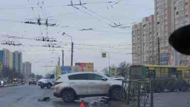На перекрестке Маршала Жукова и Ленинского проспекта с раннего утра в заборе стоит разбитый…