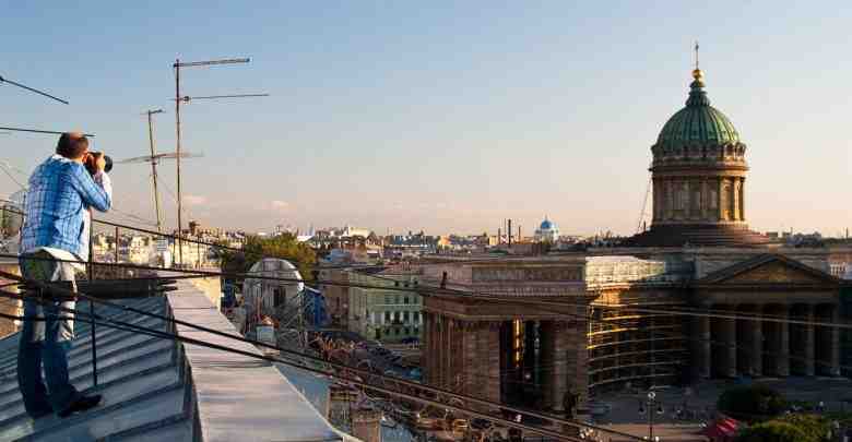 Депутаты Петербурга предложили легализовать экскурсии по крышам Экскурсионные прогулки по крышам Северной столицы могут…