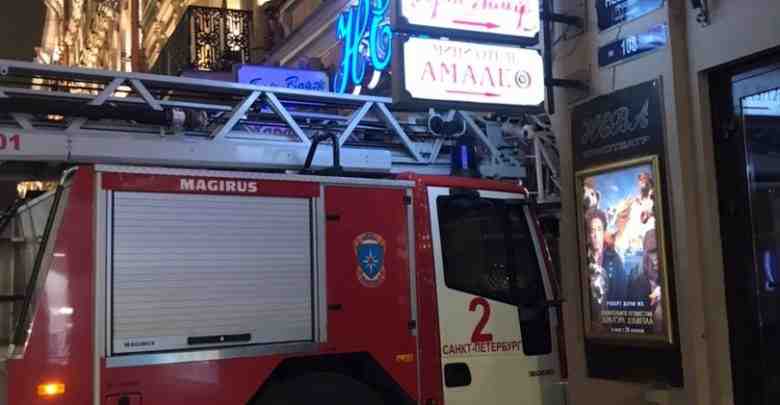 Около кинотеатра «Нева» собралось очень много пожарных машин. Огня и дыма не видно