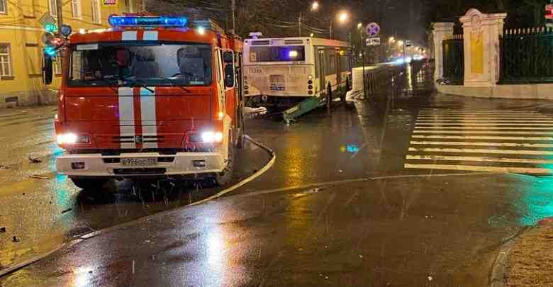 В Петергофе на Санкт-Петербургском проспекте BMW влетела в зад автобусу. Бмв в утиль. Все…