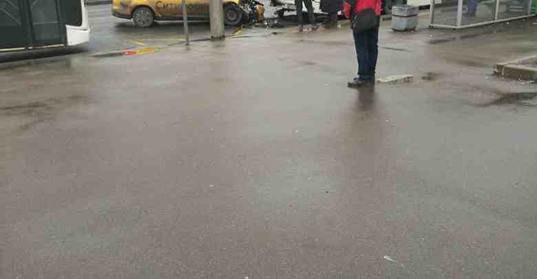 Ситимобил догнал автобус на пересечении Купчинской и Олеко Дундича
