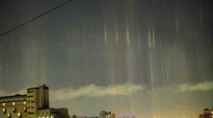 Утром 25 февраля жители Петербурга заметили редкое атмосферное явление – световые столбы